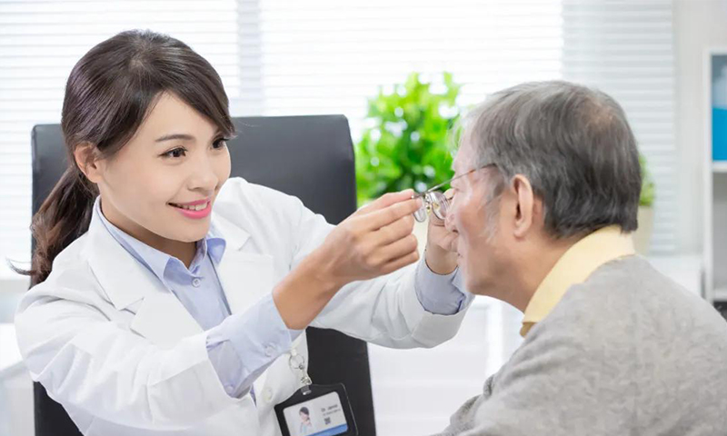 剛進(jìn)入40歲，你能接受戴老花鏡嗎？