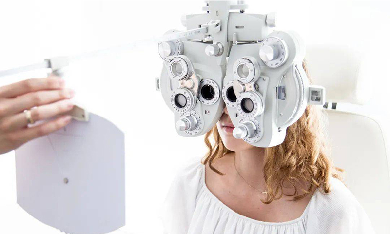 老花鏡配一副夠嗎？該怎么配才對？