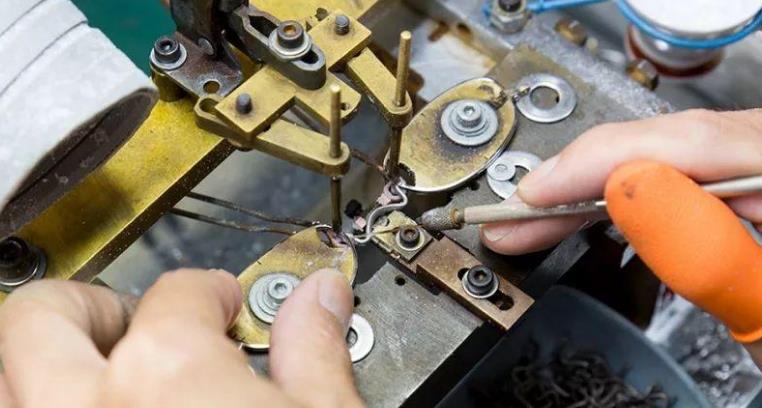 　漸進多焦鏡，三個光區(qū)完美結(jié)合，一鏡解決看遠看近