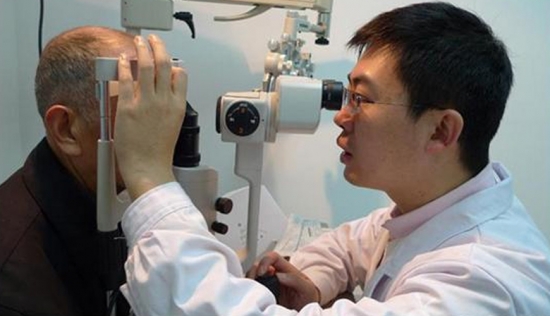 一副遠(yuǎn)近清晰的老花鏡，全天配戴都不用摘的漸進(jìn)多焦鏡