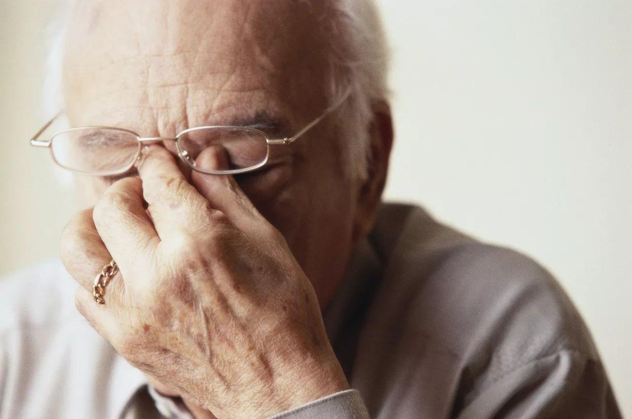 “老花眼”誰都避不開，哪些癥狀說明眼睛提前“花”了？