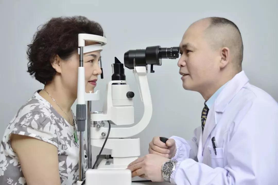 輕則不適，重則傷眼，老花鏡可別這么戴了！